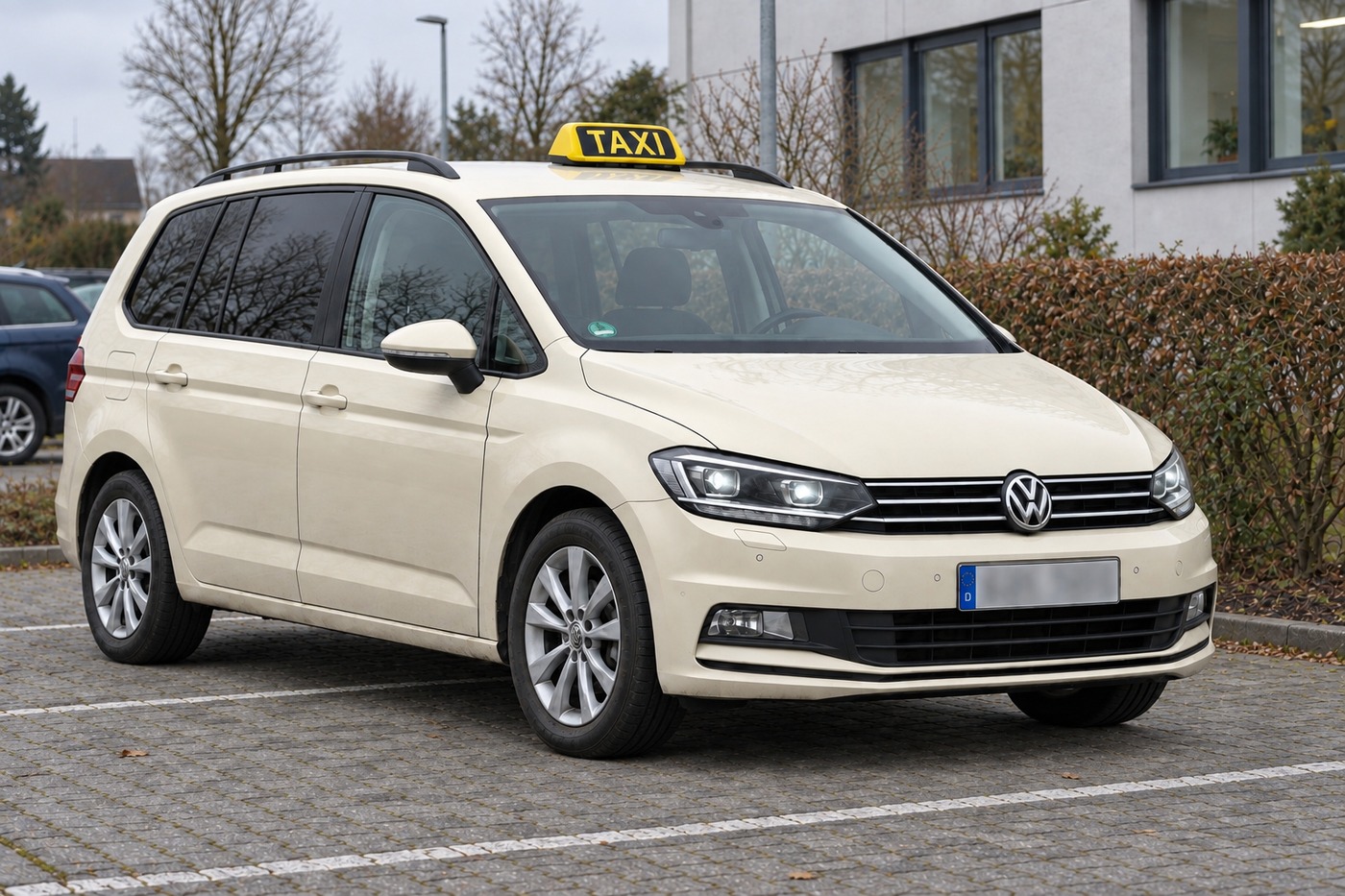 Taxi Naseer, VW Touran mit Dachzeichen